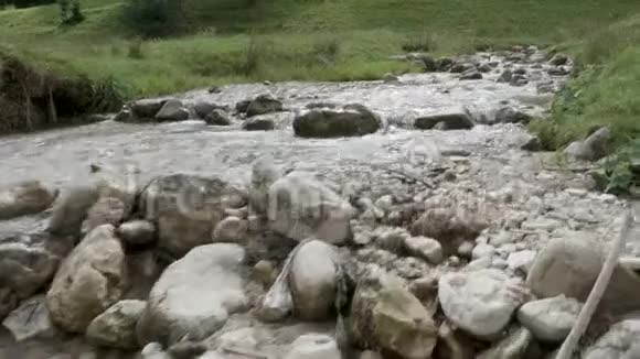 手握着山上河流的镜头视频的预览图