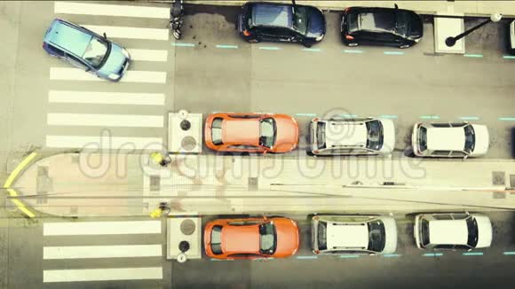 有车和斑马线的城市街道顶部可看到视频的预览图