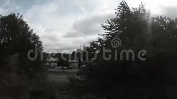 从里面经过火车窗口的英格兰北部乡村视频的预览图