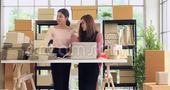 亚洲女人互相帮助视频的预览图