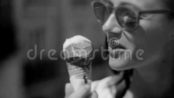 在炎热的夏日采摘冰淇淋视频的预览图