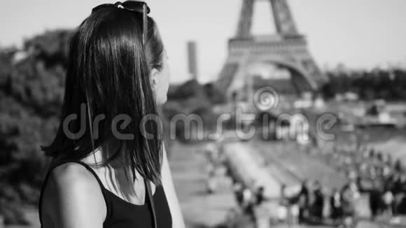 在巴黎埃菲尔铁塔享受时光视频的预览图