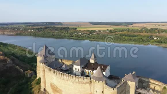 河附近古堡的鸟瞰图乌克兰的霍廷城堡东欧倾斜下去视频的预览图