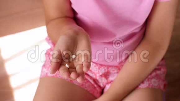 孩子用牛奶牙打开手在女孩的手掌上牙齿先是乳齿脱落视频的预览图