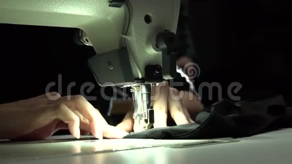 在缝纫机上裁剪手工制作的制造商概念视频的预览图