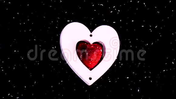 中间有一颗闪亮的红心的白色木心绕着它的轴线旋转视频的预览图