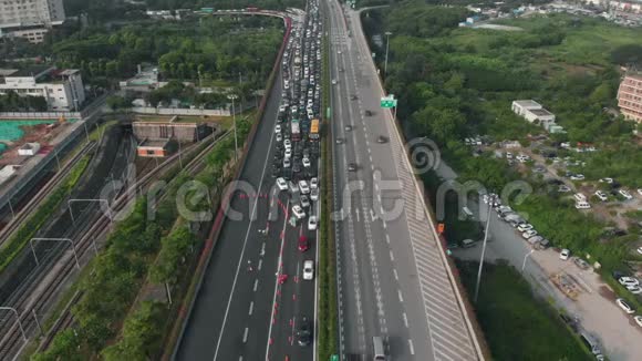 无人驾驶飞机在交通堵塞形成的高速公路上静止不动视频的预览图
