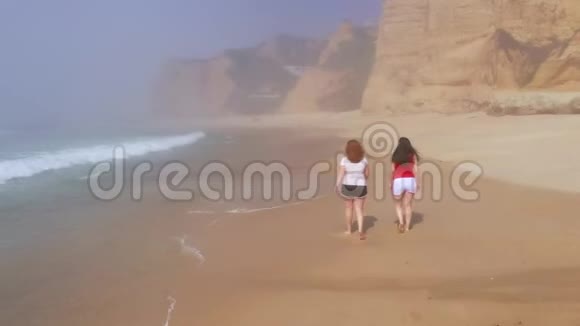 夏天在葡萄牙海滩漫步视频的预览图