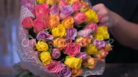 花店里的花艺女人正在展示大玫瑰花束特写镜头视频的预览图