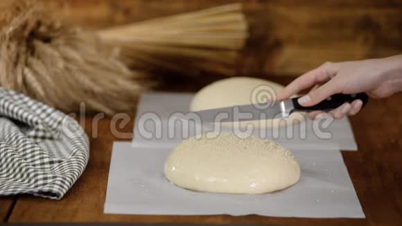 把已经发酵好的面包切进烤箱前视频的预览图