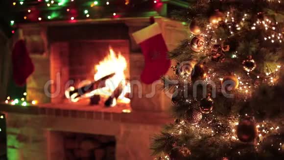 圣诞装饰树特写和壁炉内部视频的预览图