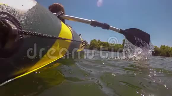 在希腊的Kaiafa湖上划船跟随桨在水的内外运动视频的预览图