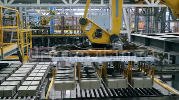现代工厂机器从工作输送机上运送砖块视频的预览图