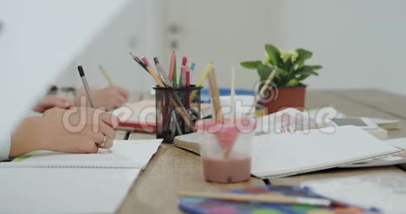 一位手工艺人的母亲和她的孩子一起用彩色铅笔和纸做了一个学校项目视频的预览图