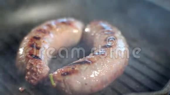 有害和高脂肪的食物烤架上两根黄油全牛肉香肠垃圾食品视频的预览图