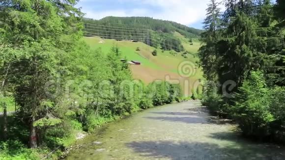 格洛斯河流经格罗斯塔尔山谷周围有树木和山丘奥地利的欧洲阿尔卑斯山视频的预览图