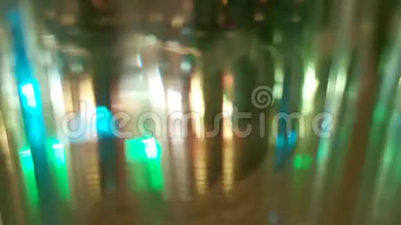 动态模糊视频闪烁的彩灯玻璃后面的霓虹灯视频的预览图