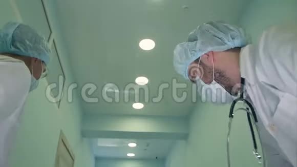 外科医生低头看病人准备紧急手术视频的预览图