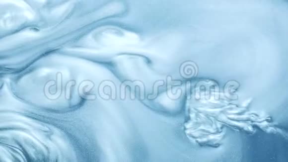 油漆流动液体注入天蓝色墨水视频的预览图