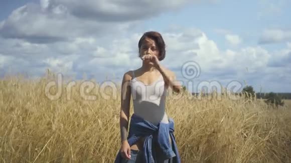 可爱的女人穿着紧身衣在空中展示一些东西并展示广告虚拟广告概念卷轴视频的预览图