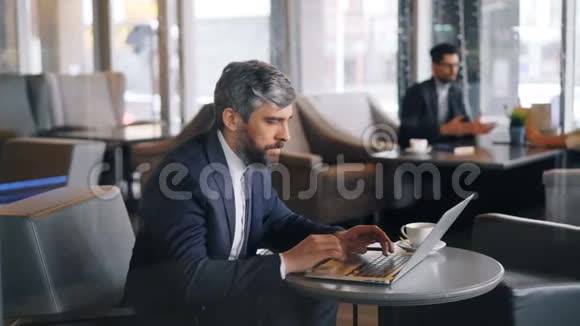 办公室工作人员在咖啡馆里坐在桌子上独自打字视频的预览图