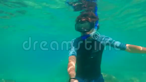 年轻人在美丽的蓝色海洋中潜水并制作自拍视频视频的预览图