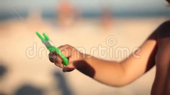 夏天小女孩在海滩上抱着一条风筝线视频的预览图