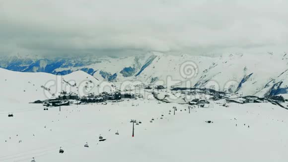滑雪场在山间大范围观景在山上滑雪视频的预览图