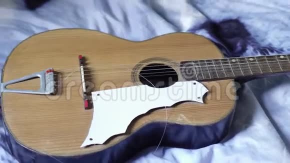 断弦的吉他躺在床上视频的预览图