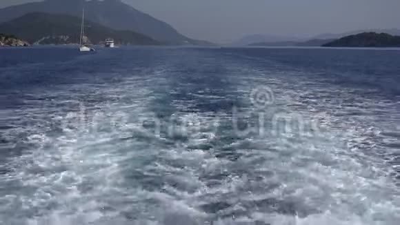 游轮渡轮帆船海上旅行船唤醒泡沫波浪旅行海滩4K视频的预览图