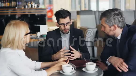 商务人士在咖啡厅与合作伙伴会面时提供商务服务视频的预览图