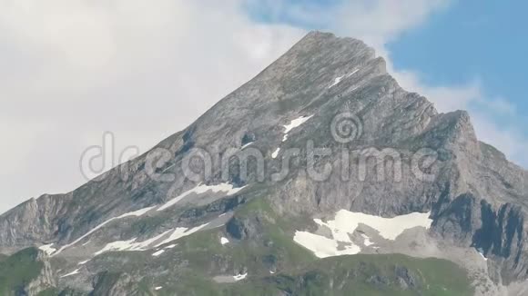 奥地利蒂罗尔州基尔希比策山峰周围云层的时间推移视频的预览图