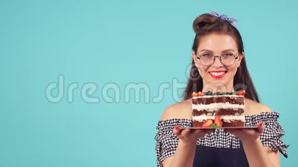 快乐女孩糕点厨师拿着托盘和蛋糕视频的预览图