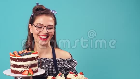 快乐的糖果女孩双手捧一个美味的蛋糕视频的预览图
