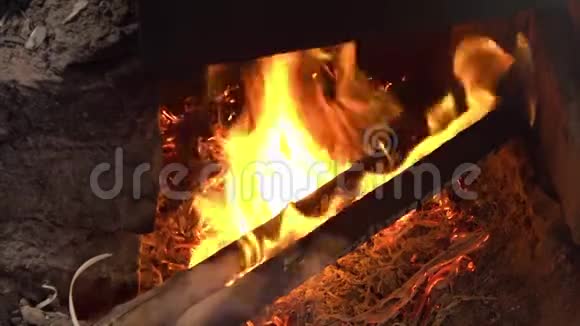 燃烧着的木头碎片视频的预览图