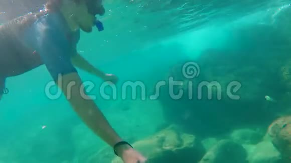 年轻人在美丽的蓝色海洋中潜水并制作自拍视频视频的预览图
