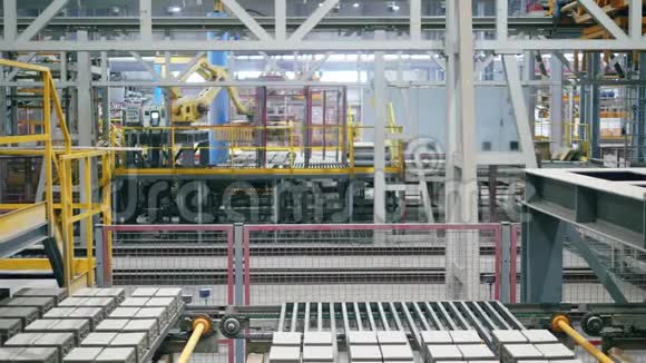 机器人手臂在现代工业工厂用砖块移动托盘视频的预览图