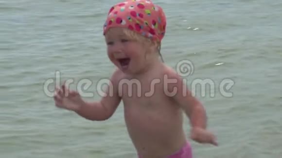 跑步的孩子掉进海边的水里视频的预览图