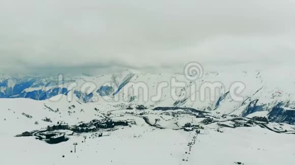 有很多雪的景观和有索道的滑雪场视频的预览图