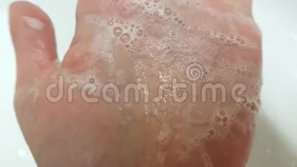 肥皂泡沫中女性手掌的特写洗手过程视频的预览图