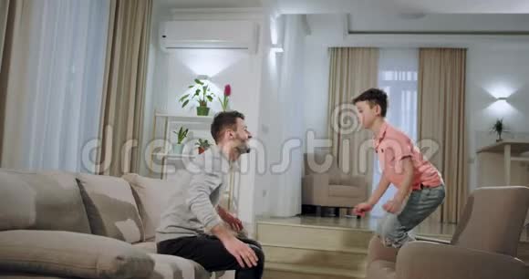 大兄弟和他的弟弟在一个客厅里度过了一段时间可爱的男孩他的哥哥身边而视频的预览图