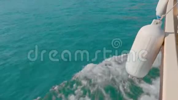 小径水蓝色海面从侧面浮船与泡沫和波浪海水背景白色浮标溢漏视频的预览图
