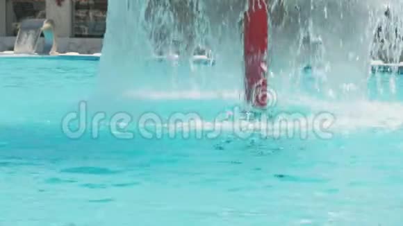 水从喷泉掉进游泳池里视频的预览图