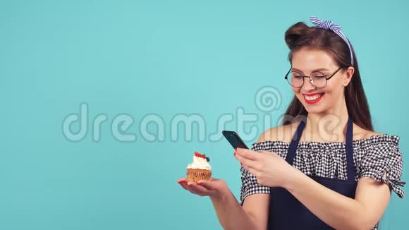 快乐的糕点女孩为她的纸杯蛋糕拍照视频的预览图