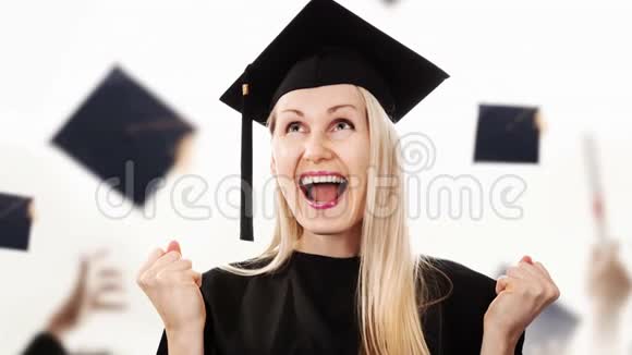 毕业典礼穿长袍戴帽子的快乐学生视频的预览图