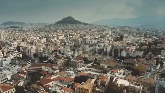 鸟瞰希腊雅典的城市景观从卫城飞往利卡贝图斯山视频的预览图