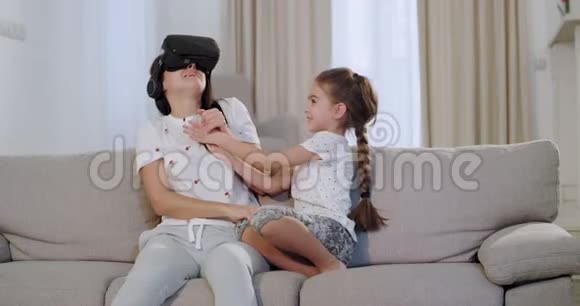 妈妈和女儿一起度过美好的时光妈妈用虚拟现实眼镜探索一个新世界视频的预览图