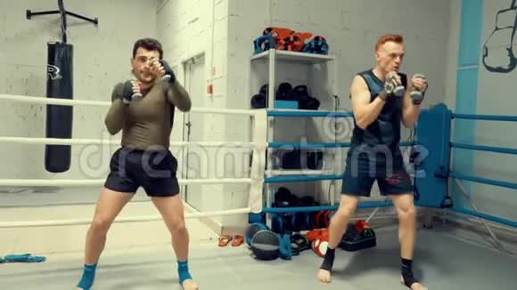 专业训练两名拳击手在环边用哑铃视频的预览图