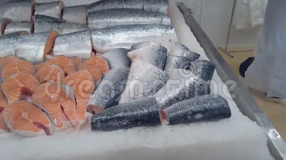 鱼店柜台的冰红鲑鱼视频的预览图