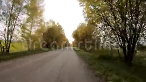 骑自行车的人骑在乡间土路上骑在第一个人身上稳定的录像视频的预览图